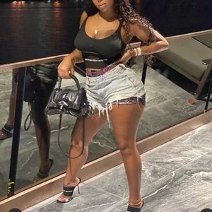 Selling the whole outfit not the shoes